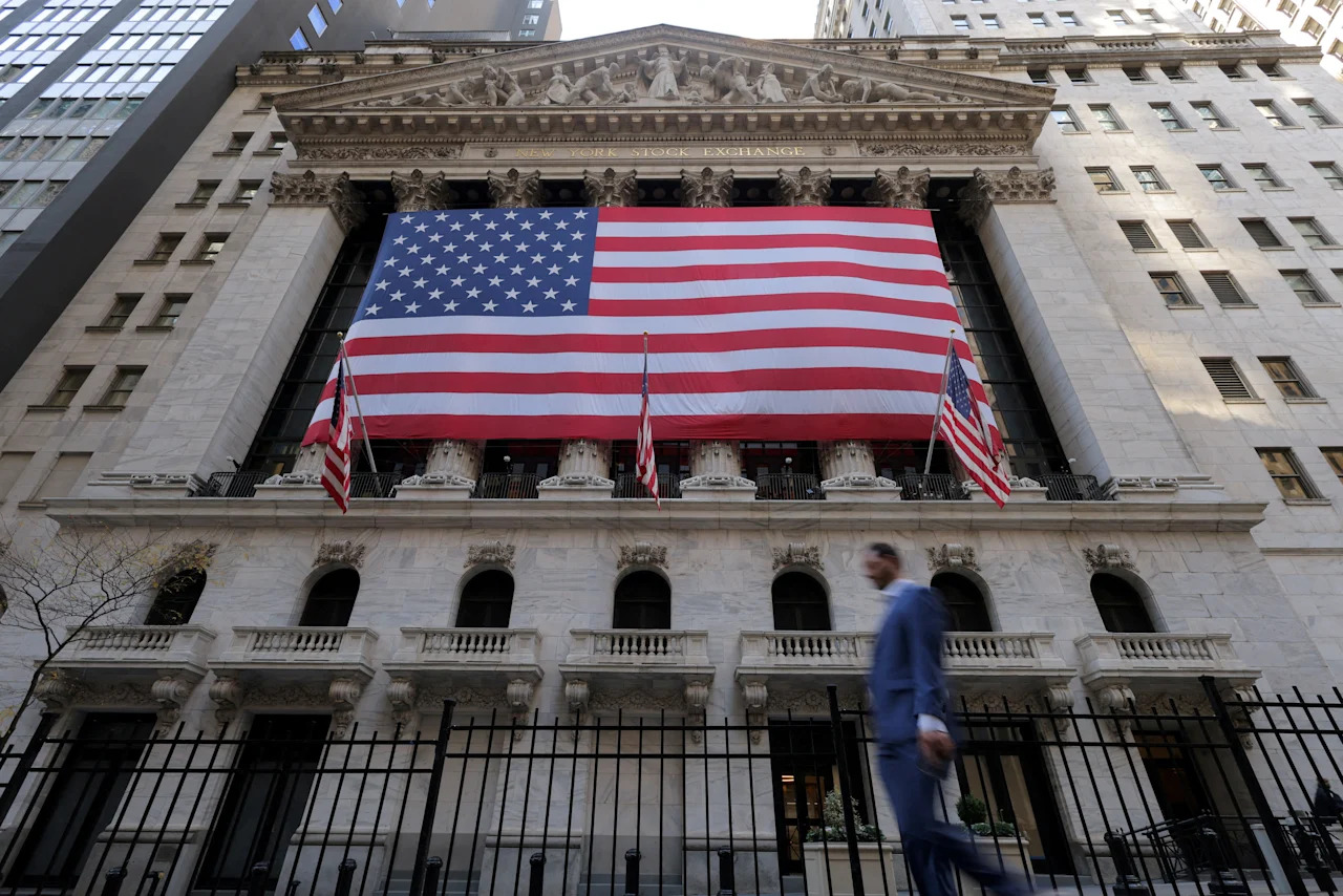 Bitcoin Surpasses $100K While US Markets Experience Brief Halt in Rally, London Stocks Close Higher
